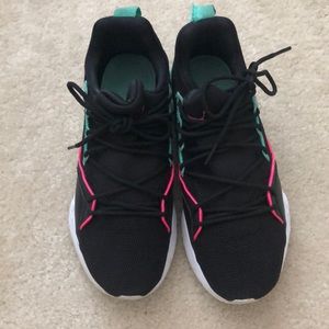 Puma women sneakers SIZE 8